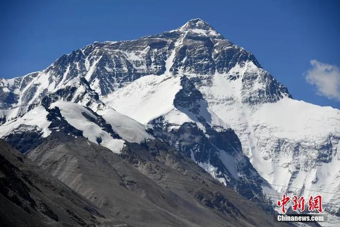 资料图:珠峰被皑皑白雪覆盖,与蓝天白云相映生辉。张浪 摄