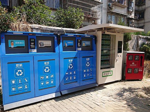 小区里的智能回收柜 图片来源:图虫