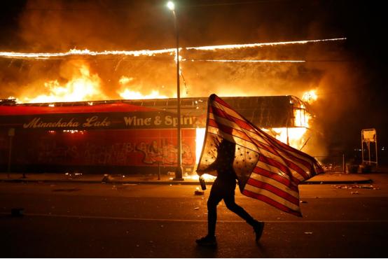 暴乱升级现场图集！美国示威者纵火烧警局，火光冲天！