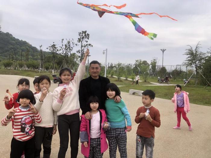 章站亮带孩子们做游戏。(受访者供图)