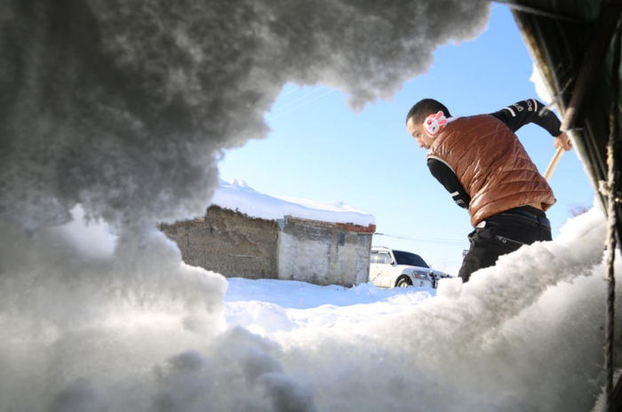 气温变化使降雪天气增多,对农业带来一定灾害,图为被大雪压垮的温室大棚。