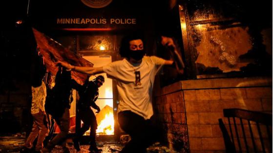 暴乱升级现场图集！美国示威者纵火烧警局，火光冲天！