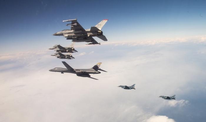 B-1B轰炸机与日本航空自卫队战机举行联合演习