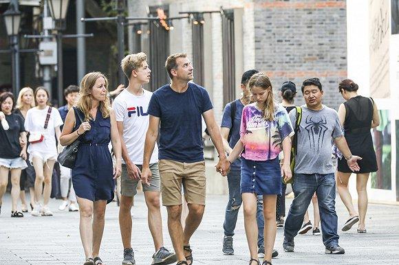 外国旅客在上海。图片来源:IC photo