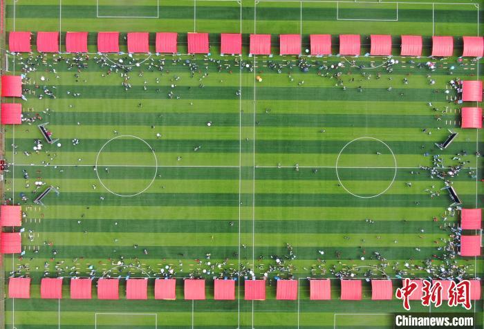 5月31日,由江西省教育厅与南昌航空大学联合举办的2020届毕业生留赣就业专场招聘会在南昌航空大学足球场举行,吸引了南昌市5所大学应届毕业生参加。王剑 摄