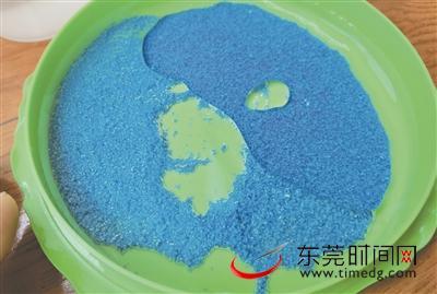 换个角度在沙子上倒水,沙子也是无法渗水 东莞时报记者 黄月 摄