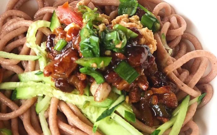 立夏来碗榆面饸饹。密云区金叵罗村供图