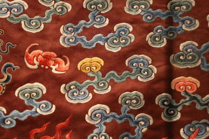 清乾隆龙袍“祥云蝙蝠”花案