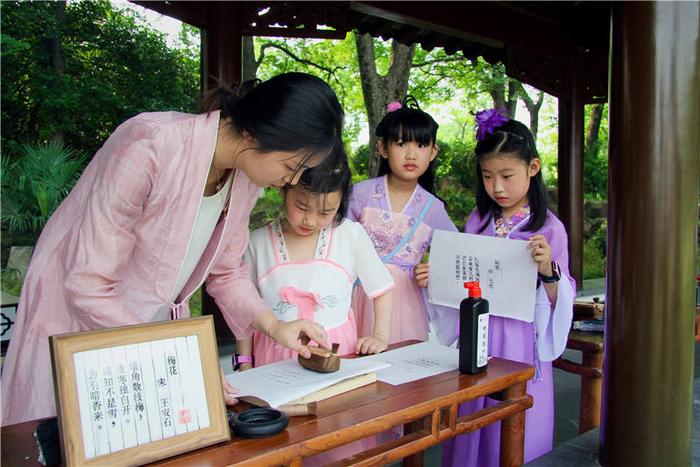 南京莫愁湖公园内,各种文化活动吸引了不少小游客。 姜丹君摄