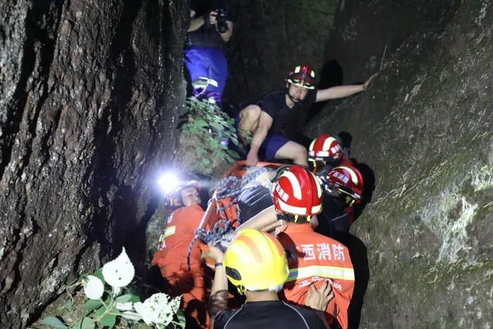 突发！玉林一男子登山失足坠崖，消防救援人员紧急出动！