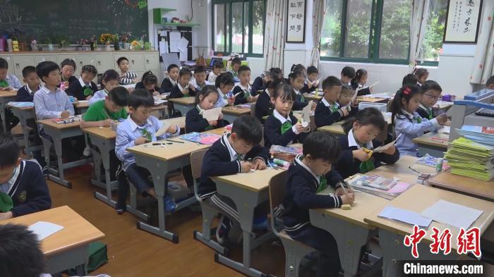 上海小学生上课。 康玉湛 摄