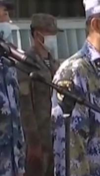 放大可以看出,这套衣服缺乏黄色块,红色块偏多,因此是星空林地夏通用迷彩