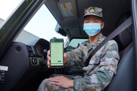 连队驾驶员通过“军旗飘飘”App派车系统查看用车情况。本文图片均由颜胜敏摄