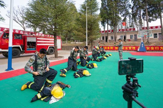 南部战区陆军某基地官兵利用直播系统展示“训练小比武”实况。