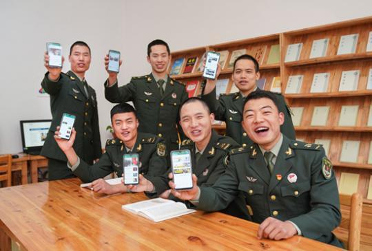使用教育手机,已经成为基地官兵们日常生活的一部分。