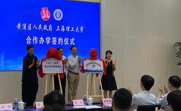 图说:签约仪式现场 新民晚报记者 陆梓华 摄
