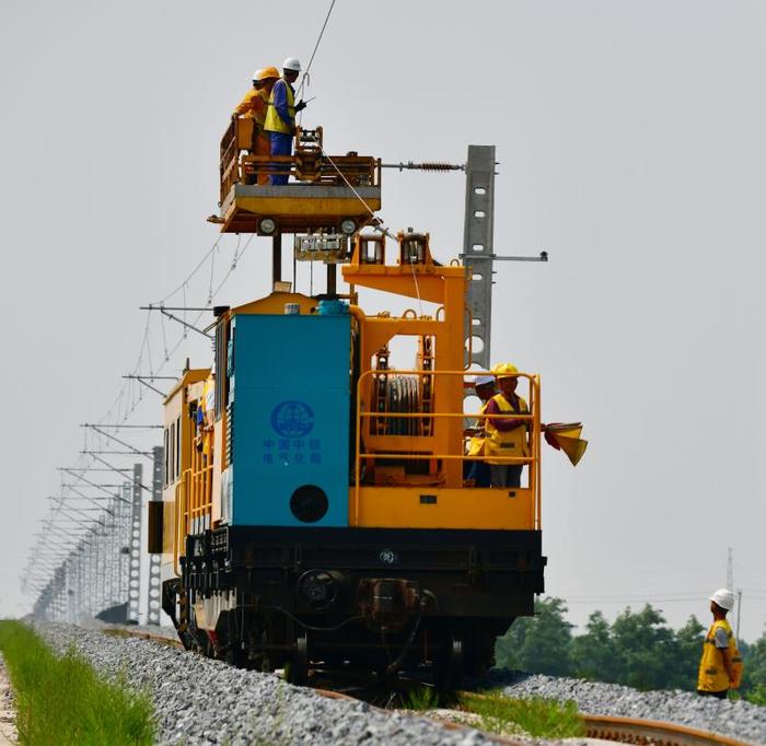 电气化铁路接触网恒张力架线作业车实现国产化