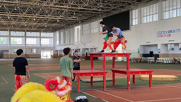 陈冬冬(右三)在给学生上课。图片来源:界面海南