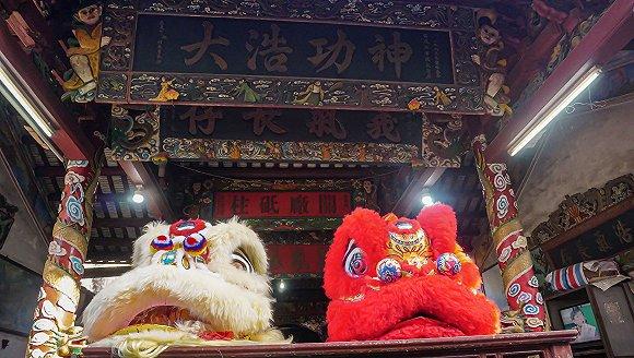 吕良辉所在的舞狮队从师傅辈开始,驻地就在庙里。图片来源:樊新航/摄