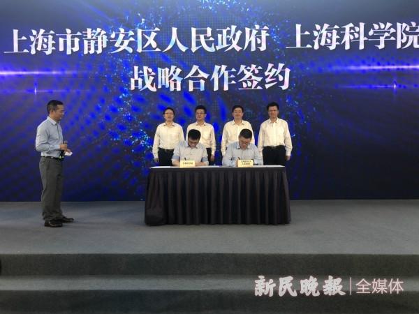 图说:签约现场。江跃中 摄