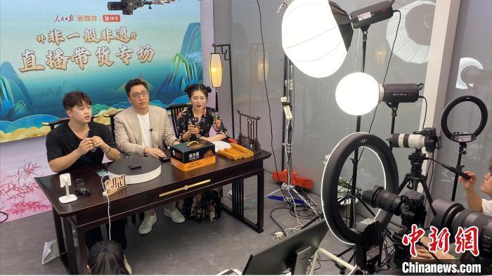 华少在湖上直播间直播带货。 王刚 摄