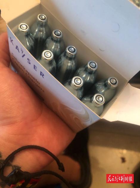 拆封的一盒笑气弹。受访者 / 供图