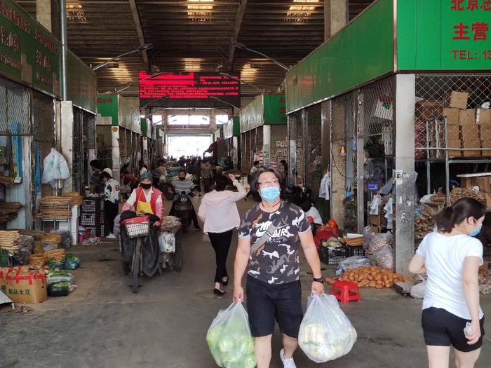 蔬菜批发市场内交易繁忙。新京报记者 王巍 摄