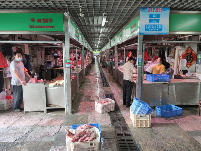 市场内的牛羊肉大厅仍在正常销售中。新京报记者 王巍 摄