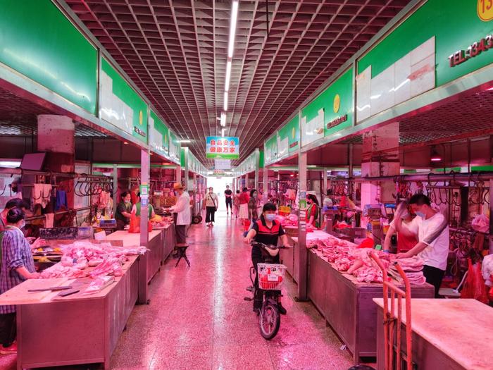 鲜肉市场里依然有不少市民正在选购。新京报记者 王巍 摄