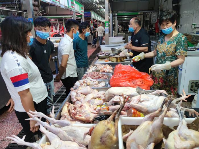 下午4点多几名顾客正在购买禽类产品。新京报记者 王巍 摄