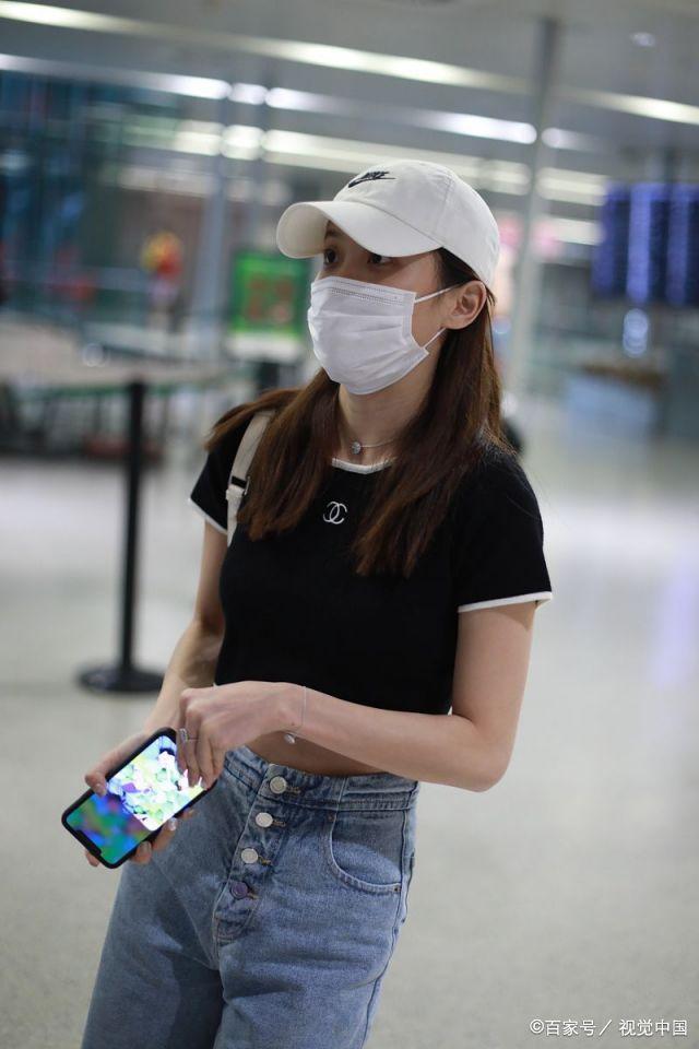 赖雨濛表情温柔气质清纯女友范十足,BM风装扮秀小蛮腰娇俏可人