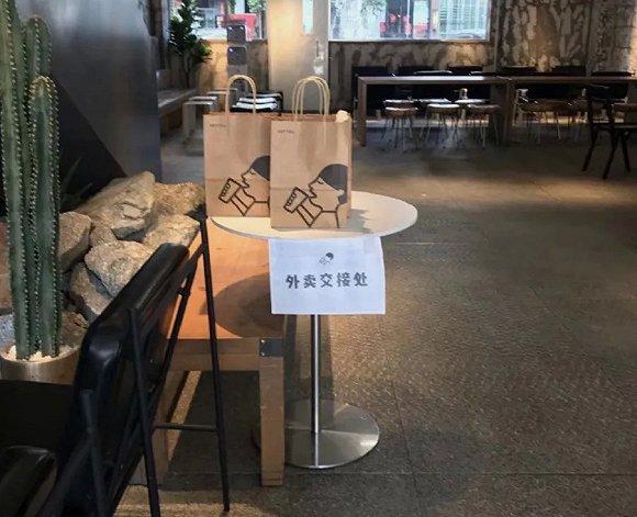 疫情期间,喜茶将外卖骑手和消费者分开取餐