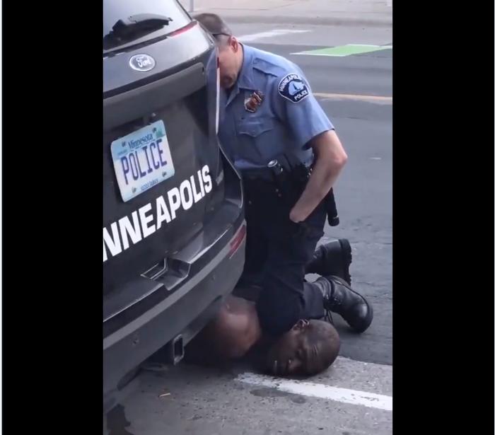 弗洛伊德被白人警察强压在地。视频截图