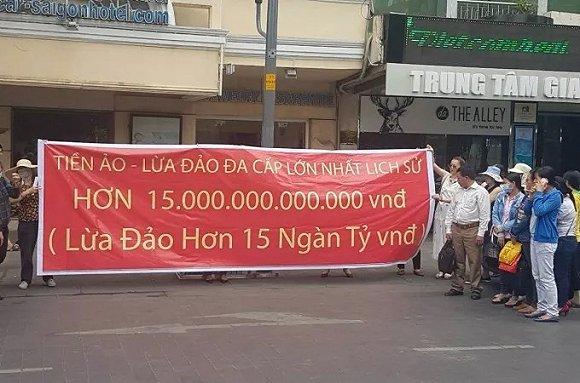 越南资金盘受害者们拉横幅维权 来源:越南公安网
