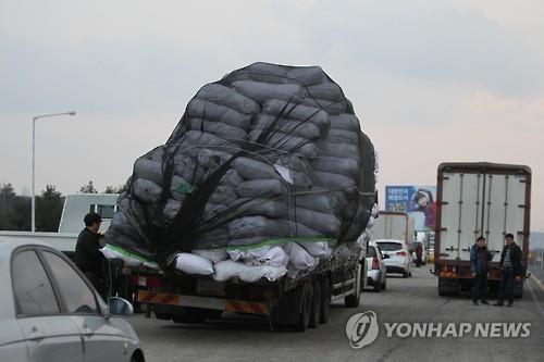 运载大量传单开往边境的货车(图/韩联社)