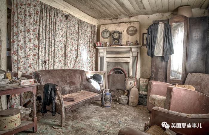 一座尘封百年的废弃小屋，打开门仿佛穿越回维多利亚时代…