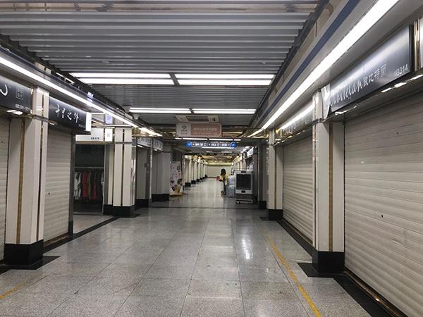 万佳服装批发城三楼,不少商铺大门紧闭。多位店主称,三楼没什么生意,不少店主把三楼商铺当仓库使用。