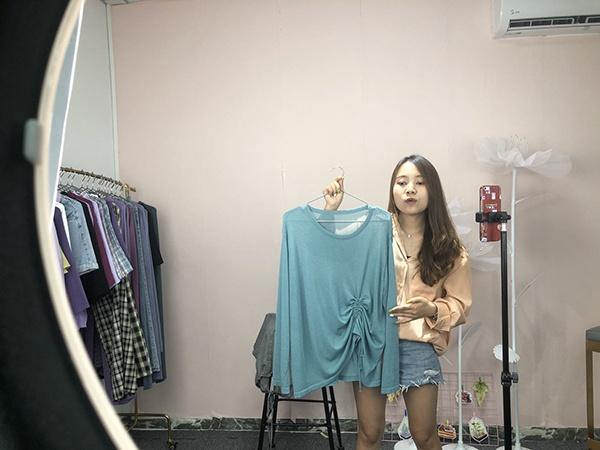 直播推荐衣服时,最好要试穿,娜娜需要在3-5秒内完成整个换装过程。