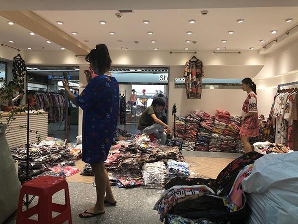 7-8、每天,大量90后、00后年轻主播走进服装城,与商家合作,在狭小的商铺内现场直播带货,每卖出一件都可赚取一定的差价。