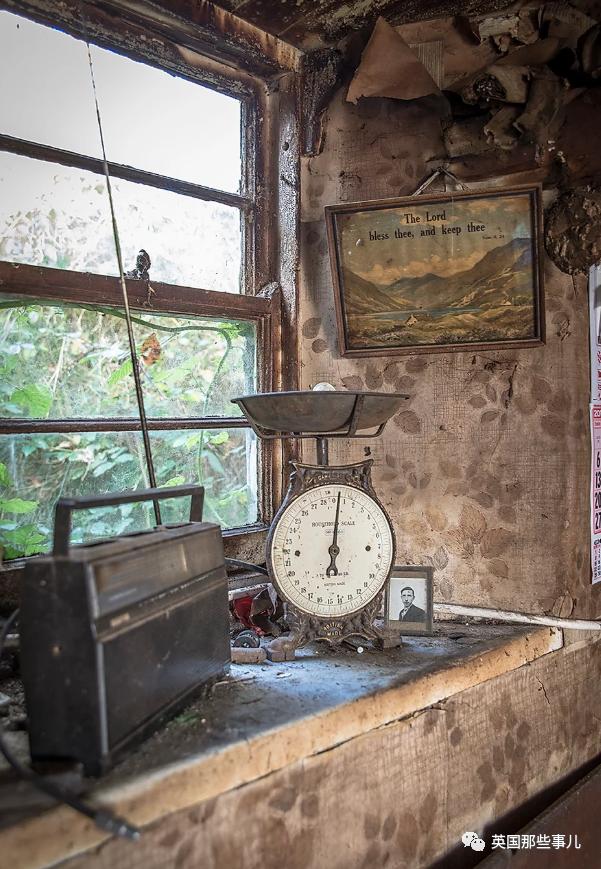 一座尘封百年的废弃小屋，打开门仿佛穿越回维多利亚时代…