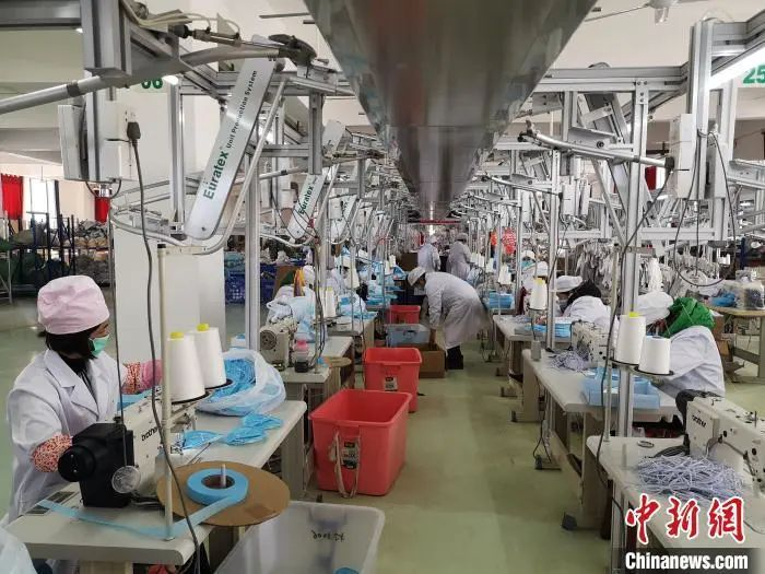 图为广西柳州一纺织企业转型做口罩。林馨 摄