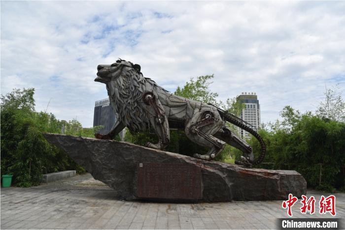 浙江苍南博物馆前,一只彰显工业元素的“雄狮已醒”雕塑甚是醒目。 范宇斌 摄
