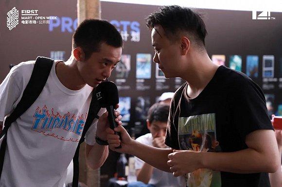 导演李阔和演员在沟通