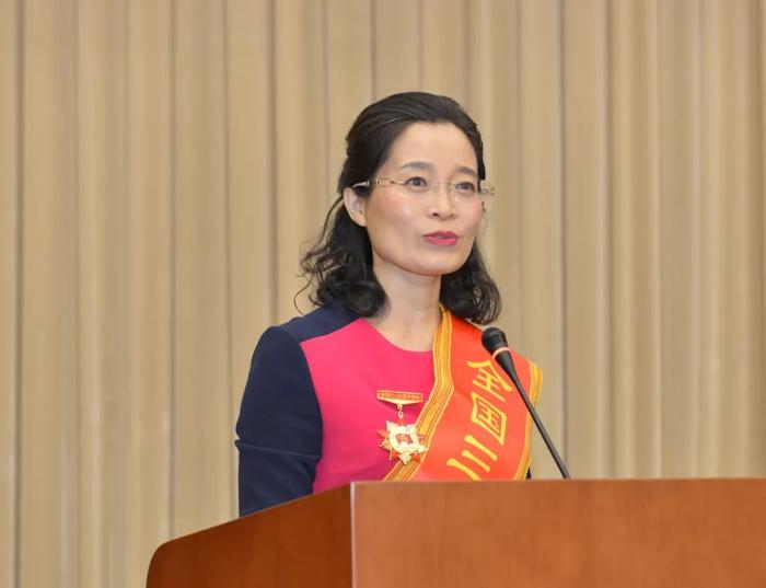 王淑芳获2016年度全国三八红旗手标兵