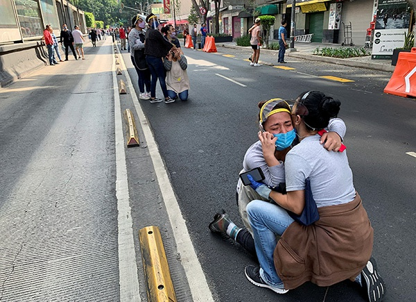 当地时间2020年6月23日,在墨西哥首都墨西哥城,人们在露天处避难。新华社 图