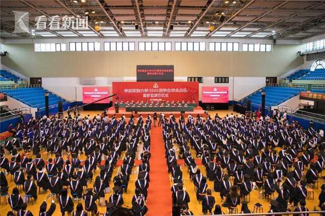 华东政法大学毕业典礼举行 七彩纸雕灯照亮前程