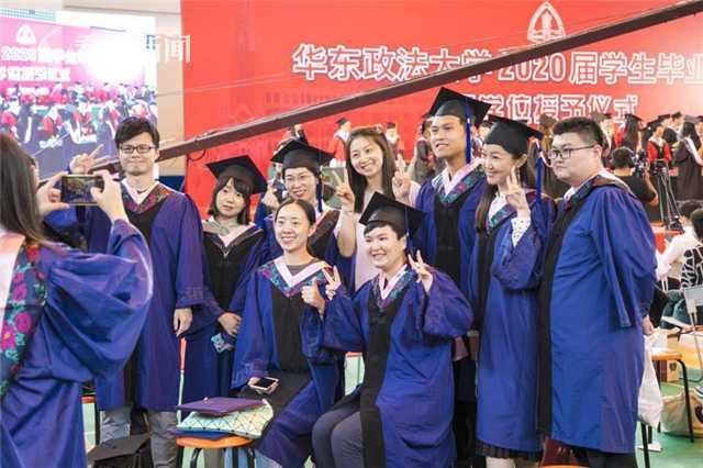华东政法大学毕业典礼举行 七彩纸雕灯照亮前程
