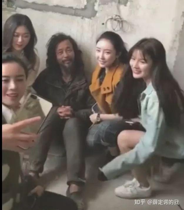 沈巍在一群网红美女中,笑得谨慎而无奈。