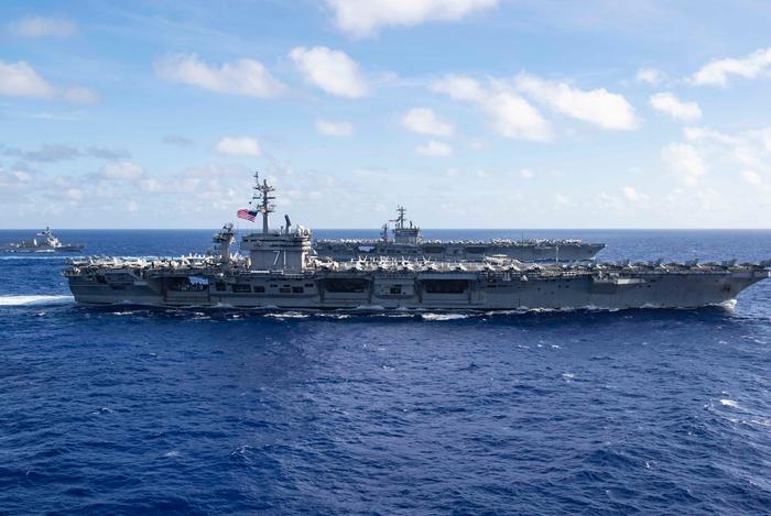 “尼米兹”号航母(CVN-68)与“罗斯福”号航母(CVN-71)合影 图源:美国海军