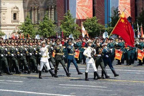 ▲6月24日,中国人民解放军仪仗方队参加在俄罗斯莫斯科红场举行的纪念卫国战争胜利75周年阅兵式。新华社